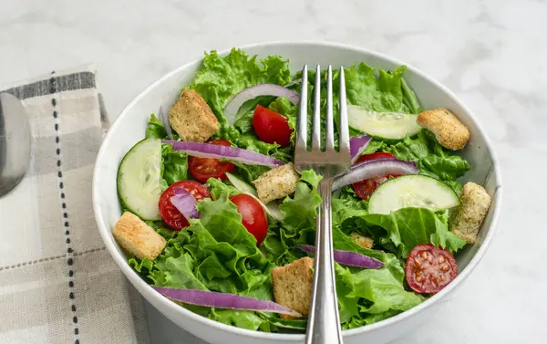 Domatesli bahçe salatası, salatalık ve kızarmış soğan., 