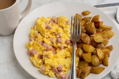 Jambonlu omlet ve patates kızartması.