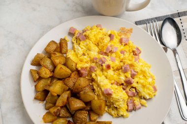 Jambonlu omlet ve patates kızartması.