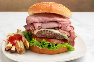  Patates püresi ve fasulyeli sos ile servis edilen tavuk budu.