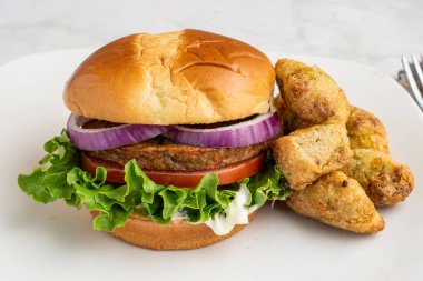 Marullu garen vejetaryen burger, brokoli soslu çörekli domates..