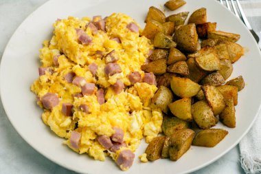 Jambonlu omlet ve patates kızartması.
