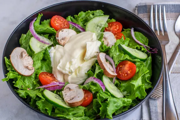  Domatesli salata, mantar ve mayonezli salatalık.