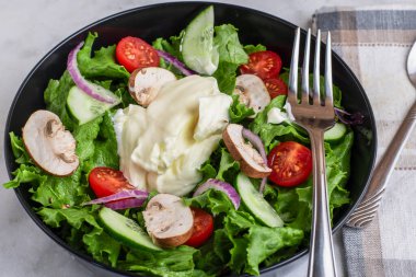  Domatesli salata, mantar ve mayonezli salatalık.