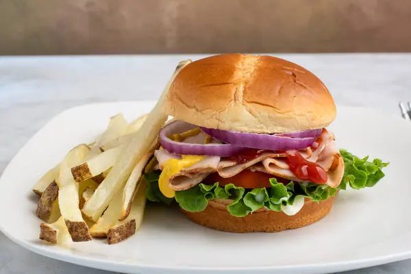 hindi, marul, domates ve soğanlı çörek.