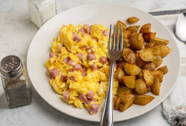 Jambonlu omlet ve patates kızartması.