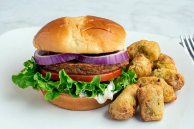 Marullu garen vejetaryen burger, brokoli soslu çörekli domates..