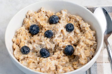 Bir kase yulaf ezmesi ve böğürtlen., 