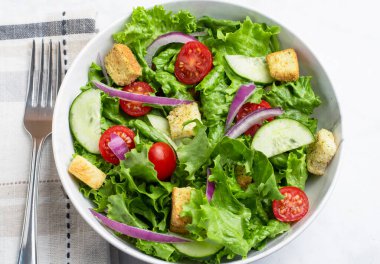 Domatesli bahçe salatası, salatalık ve kızarmış soğan., 