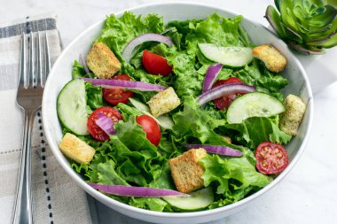 Domatesli bahçe salatası, salatalık ve kızarmış soğan., 