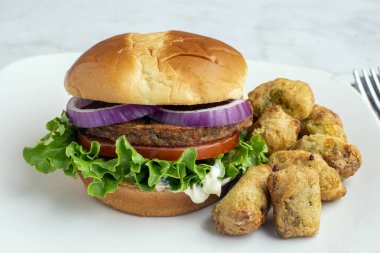 Marullu garen vejetaryen burger, brokoli soslu çörekli domates..