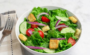 Domatesli bahçe salatası, salatalık ve kızarmış soğan., 