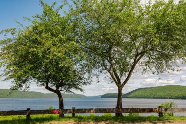 Quabbin rezervuarı bir bahar günü Massachusetts 'te bulunur.