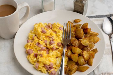 Jambonlu omlet ve patates kızartması.