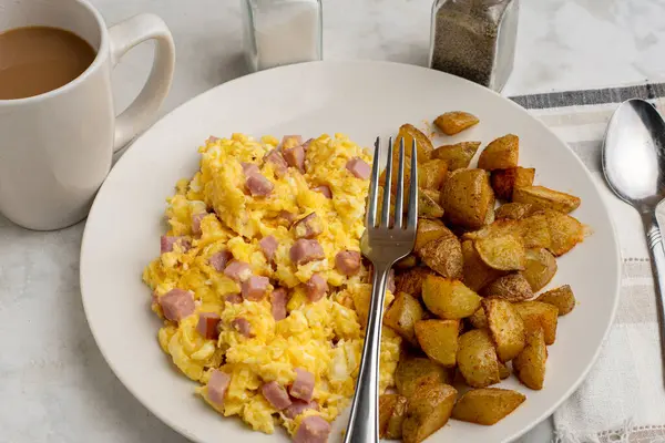 Jambonlu omlet ve patates kızartması.