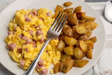 Jambonlu omlet ve patates kızartması.