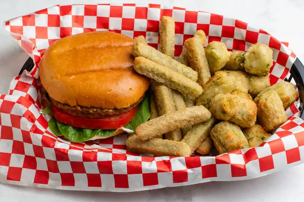 Domatesli sebze bahçesi burgeri ve çörekli ıspanak. Sebze ve patates kızartması ile servis edilir.