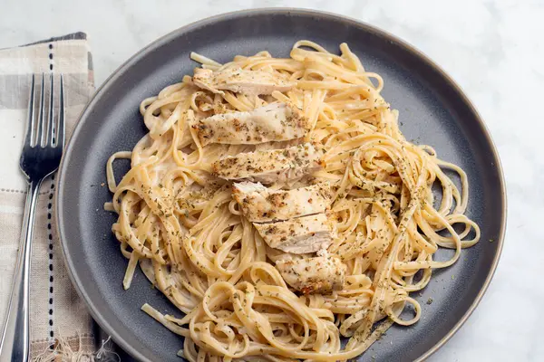 Tavuk göğsü ve alfredo soslu ve otlu makarna soslu tavuk.