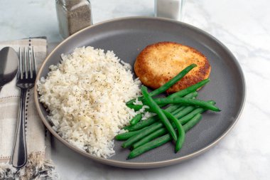 Somon köftesi, pirinçli, otlu ve haşlanmış yeşil fasulyeli.