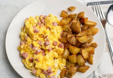 Jambonlu omlet ve patates kızartması.