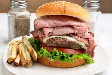  Patates püresi ve fasulyeli sos ile servis edilen tavuk budu.