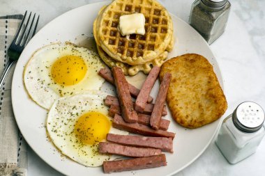 Waffle 'lı sahanda yumurta ve konserve jambonlu patates.