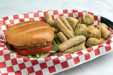 Domatesli sebze bahçesi burgeri ve çörekli ıspanak. Sebze ve patates kızartması ile servis edilir.