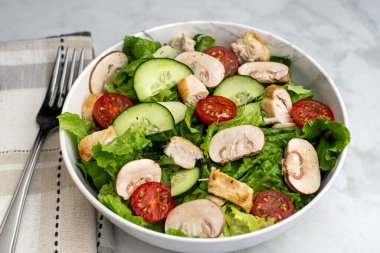  Tavuklu bahçe salatası. 