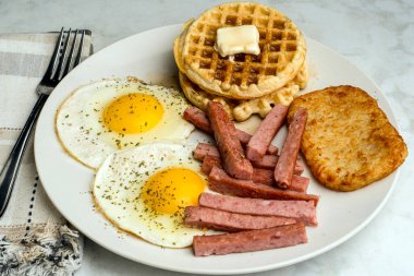 Waffle 'lı sahanda yumurta ve konserve jambonlu patates.