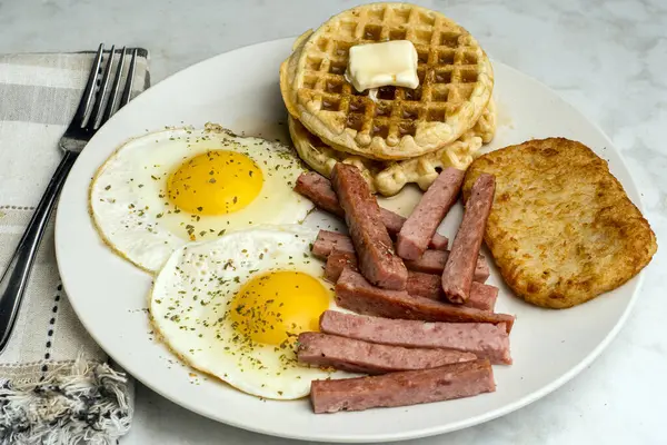 Waffle 'lı sahanda yumurta ve konserve jambonlu patates.