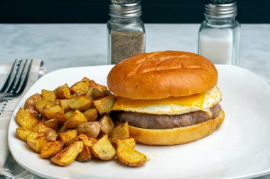 Kızarmış yumurta ve peynirli sosisli börek çöreğin üstünde servis ediliyor. .