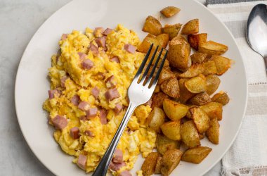 Jambonlu omlet ve patates kızartması.
