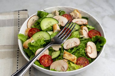  Tavuklu bahçe salatası. 