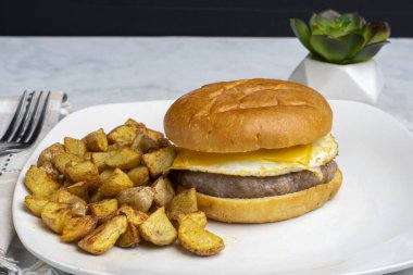 Kızarmış yumurta ve peynirli sosisli börek çöreğin üstünde servis ediliyor. .