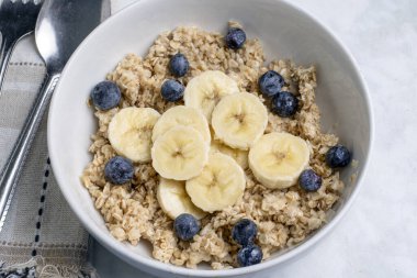 Muz ve yaban mersinli yulaf ezmesi.