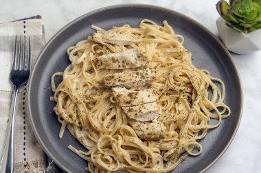 Tavuk göğsü ve alfredo soslu ve otlu makarna soslu tavuk.