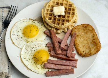 Waffle 'lı sahanda yumurta ve konserve jambonlu patates.