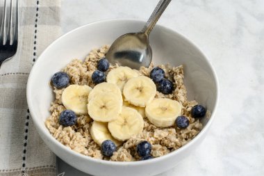 Muz ve yaban mersinli yulaf ezmesi.