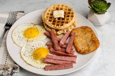 Waffle 'lı sahanda yumurta ve konserve jambonlu patates.