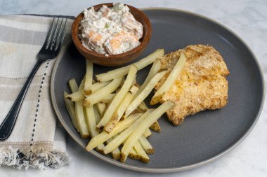  Karides deniz ürünleri salatası ve ev yapımı patates kızartmasıyla servis edilen kızarmış morina balığı.