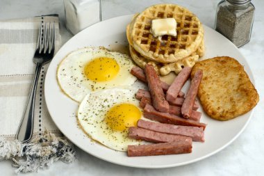 Waffle 'lı sahanda yumurta ve konserve jambonlu patates.