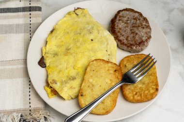 Mantarlı soğan ve kızarmış patates ve sosisli omlet.