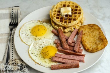 Waffle 'lı sahanda yumurta ve konserve jambonlu patates.