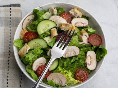  Tavuklu bahçe salatası. 