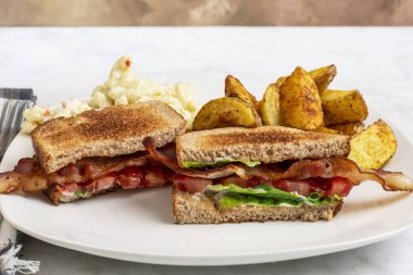  Maydanozlu sahanda yumurta, yanında patates kızartması ve krep..