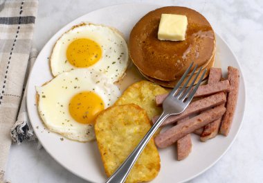  Maydanozlu sahanda yumurta, yanında patates kızartması ve krep..