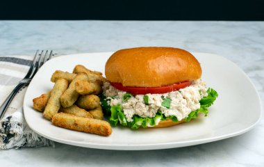  Yeşil soğanlı tavuklu sandviç. Brokoli kızartmasıyla servis edilen marul ve domates.