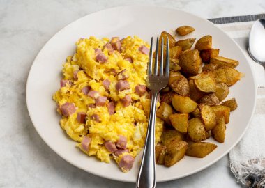 Jambonlu omlet ve patates kızartması.