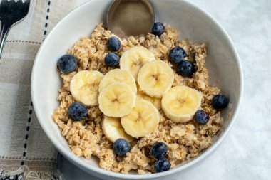 Muz ve yaban mersinli yulaf ezmesi.