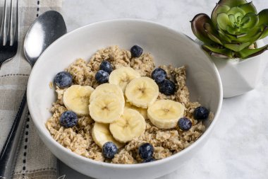 Muz ve yaban mersinli yulaf ezmesi.